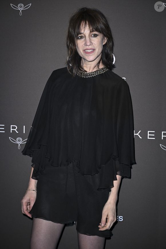 Elle a ouvert les portes de la maison qu'elle possède et d'où elle mène un nouveau projet.

Charlotte Gainsbourg - Photocall du dîner "Women In Motion, Kering", Place de la Castre lors du 78ème Festival International du Film de Cannes le 18 mai 2025. © Olivier Borde/Bestimage