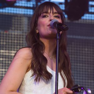 Ils ont notamment assisté au concert de Clara Luciani.

Clara Luciani au Festival 4L au Chalet des Iles à Paris, le 22 juin 2025.

Photo : Sitraka Ramiandrasoa / Bestimage