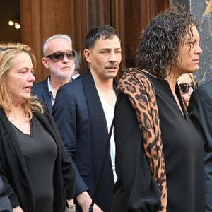 Delphine, une amie proche de Loana, Julie et Christophe Mercy, Steevy Boulay - Sorties des obsèques de Loana Petrucciani en la cathédrale Sainte-Réparate à Nice le 10 avril 2026. L'ancienne star de téléréalité a été retrouvée morte dans son appartement niçois par les autorités, le 25 mars dernier. © Bruno Bebert/Bestimage
