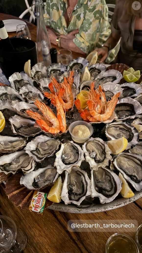 L'occasion pour la maman de Jade et Joy d'aller dans l'un de ses restaurants préférés dans la région, "Le St Barth Tarbouriech" où elle a pu déguster un plateau de fruits de mer, son péché mignon

Laeticia Hallyday, Instagram