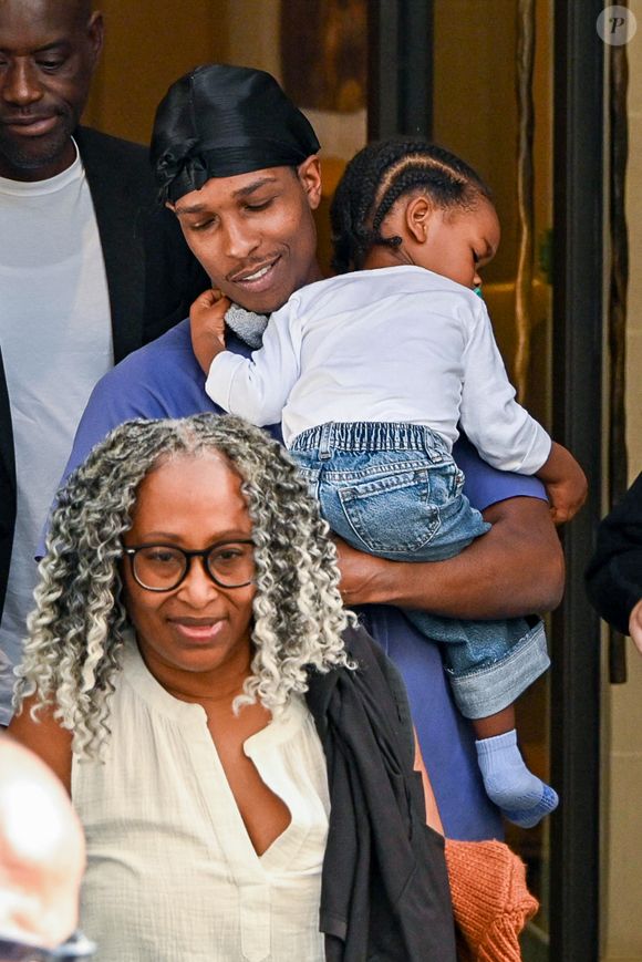 Rihanna, enceinte, son compagnon A$AP Rocky (ASAP) et leurs enfants RZA Athelston Mayers et Riot Rose Mayers check-out de l'hôtel Le Royal Monceau - Raffles Paris, France, le 3 juillet 2025. © Yehiel Chekroune/Bestimage