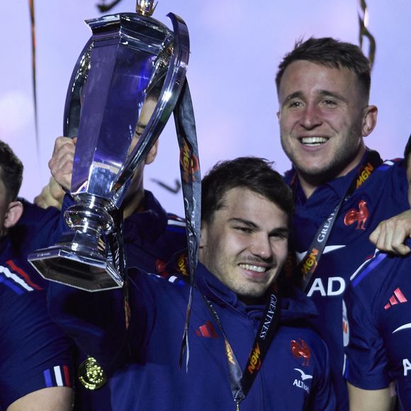 Antoine Dupont avec le trophée du tournoi des Six Nations - La France domine l'Ecosse (35-16) et remporte le Tournoi des 6 Nations au Stade de France à Saint-Denis, Seine Saint-Denis, France, le 15 mars 2025. © Cyril Moreau/Bestimage