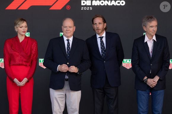 Comme chaque année, le Grand Prix de Monaco a eu le mérite d'attirer les plus grandes stars. Naturellement, certains membres de la famille princière monégasque étaient de la partie à l'instar d'Albert et Charlène de Monaco. 

La Princesse Charlène de Monaco, le Prince Albert II de Monaco, Andrea Casiraghi, Bernard Arnault sur le podium avec Lando Norris, vainqueur de la course, après le Grand Prix de F1 de Monaco au Circuit de Monaco, le 25 mai 2025 à Monte-Carlo, Monaco. © Olivier Huitel / Crystal / Bestimag