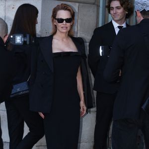 Terminé le blond polaire, l'actrice de 58 ans a fait une arrivée glamour avec des cheveux courts colorés avec un roux glossy dans la capitale.

Pamela Anderson arrive au défilé Tom Ford Collection Femme Prêt-à-Porter Printemps/Eté 2026 lors de la Fashion Week de Paris (PFW) a Paris, France, le 1 Octobre 2025. 
© Denis Guignebourg/Bestimage