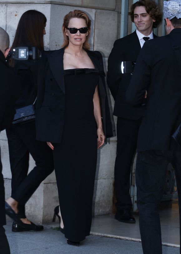 Terminé le blond polaire, l'actrice de 58 ans a fait une arrivée glamour avec des cheveux courts colorés avec un roux glossy dans la capitale.

Pamela Anderson arrive au défilé Tom Ford Collection Femme Prêt-à-Porter Printemps/Eté 2026 lors de la Fashion Week de Paris (PFW) a Paris, France, le 1 Octobre 2025. 
© Denis Guignebourg/Bestimage