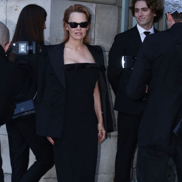Terminé le blond polaire, l'actrice de 58 ans a fait une arrivée glamour avec des cheveux courts colorés avec un roux glossy dans la capitale.

Pamela Anderson arrive au défilé Tom Ford Collection Femme Prêt-à-Porter Printemps/Eté 2026 lors de la Fashion Week de Paris (PFW) a Paris, France, le 1 Octobre 2025. 
© Denis Guignebourg/Bestimage