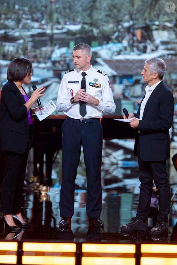 Exclusif - Karine Baste, Le colonel Alexandre Jouassard de la direction générale de la sécurité civile, Nagui sur le plateau de l’émission “Unis pour Mayotte” diffusée en direct sur France 2, qui a permis de récolter plus de 5 millions de dons le 17 décembre 2024.
© Pierre Perusseau / Bestimage