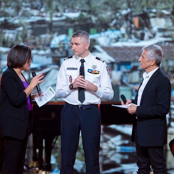 Exclusif - Karine Baste, Le colonel Alexandre Jouassard de la direction générale de la sécurité civile, Nagui sur le plateau de l’émission “Unis pour Mayotte” diffusée en direct sur France 2, qui a permis de récolter plus de 5 millions de dons le 17 décembre 2024.
© Pierre Perusseau / Bestimage