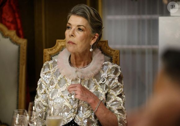 Côté bijoux, la soeur du prince Albert portait des boucles d'oreilles en diamant Cartier. 

La princesse Caroline de Hanovre lors du dîner d'état au palais princier dans le cadre de la visite d'État de deux jours du couple présidentiel français à Monaco avant l'Unoc3 le 7 juin 2025.
© Ludovic Marin / Pool / Bestimage