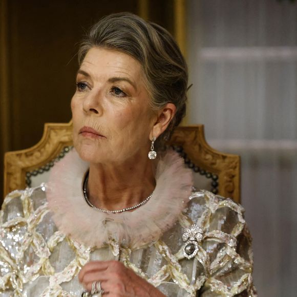 Côté bijoux, la soeur du prince Albert portait des boucles d'oreilles en diamant Cartier. 

La princesse Caroline de Hanovre lors du dîner d'état au palais princier dans le cadre de la visite d'État de deux jours du couple présidentiel français à Monaco avant l'Unoc3 le 7 juin 2025.
© Ludovic Marin / Pool / Bestimage