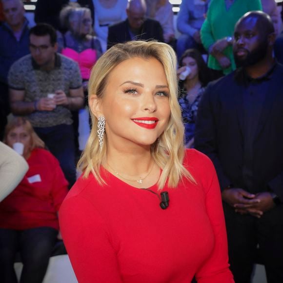 Kelly Vedovelli a partagé un moment chargé d'émotion sur les réseaux sociaux.

Kelly Vedovelli sur le plateau de l’émission "TPMP"
© Jack Tribeca / Bestimage
