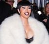 Elle apparaît enveloppée dans une imposante pièce blanche et duveteuse, portée par-dessus une tenue noire

Cardi B assiste à Gucci Le défilé de mode The Store pendant la Milan Fashion Week Womenswear Printemps/Été 2027 le 25 septembre 2026 à Milan, en Italie. © Lucia Sabatelli / Bestimage