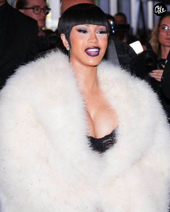Elle apparaît enveloppée dans une imposante pièce blanche et duveteuse, portée par-dessus une tenue noire

Cardi B assiste à Gucci Le défilé de mode The Store pendant la Milan Fashion Week Womenswear Printemps/Été 2027 le 25 septembre 2026 à Milan, en Italie. © Lucia Sabatelli / Bestimage