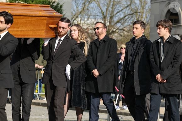 Milla Savarese, la fille de la défunte, le veuf Michel Ferracci et ses fils Enzo Ferracci et Maël Ferracci à la sortie des obsèques d'Emilie Dequenne au cimetière Père Lachaise à Paris, France, le 26 mars 2025. © Cyril Moreau/Bestimage