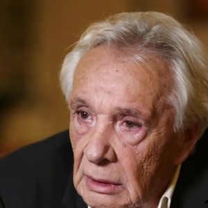 Après pris sa retraite musicale, Michel Sardou profite de sa famille.

Émission "Sept à Huit" sur TF1
