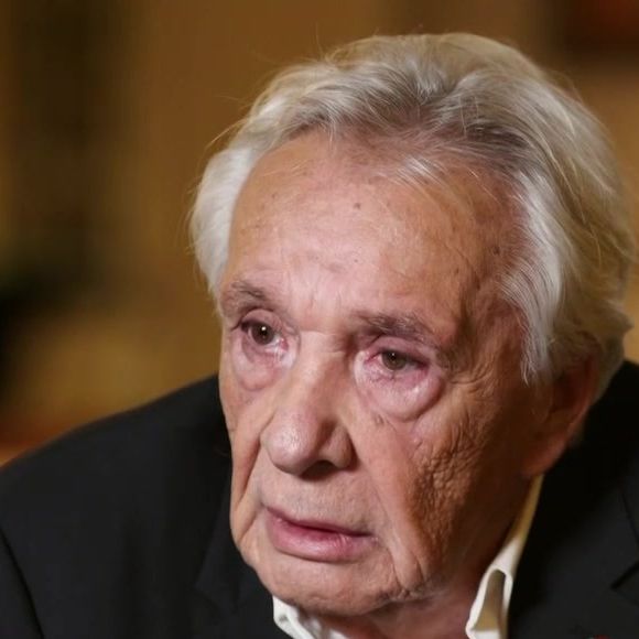 Après pris sa retraite musicale, Michel Sardou profite de sa famille.

Émission "Sept à Huit" sur TF1