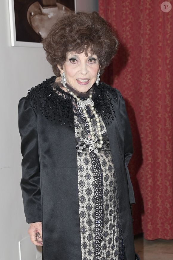 Francesca Lollobrigida est l'arrière-petite-fille de l'actrice Gina Lollobrigida.

Gina Lollobrigida - Arrivées à la projection du documentaire "Jet set la dolce vita" sur la vie de Massimo Gargia à Rome le 15 novembre 2021.

© Mario Cartelli/SOPA Images via ZUMA Press Wire / Bestimage