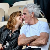 Raymond Domenech n'est plus un cœur à prendre ! L'ex d'Estelle Denis avec sa nouvelle compagne à Roland-Garros