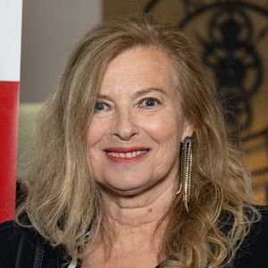 "Aujourd’hui je pense à toutes ces familles endeuillées suite à l’effondrement du glacier et du torrent de boue que cela a entraîné."
Valerie Trierweiler au photocall de la dernière du One-Maman Show "La Famille, Mamma Mia !!! Zize Dupanier" au théâtre Grévin à Paris, France, le 2 juin 2025. © Sebastien Fremont/Bestimage