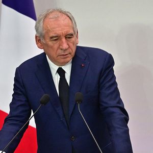 Dans les années 80 lors d'un camp d'été organisé organisé par la congrégation liée à l’établissement catholique Notre-Dame de Bétharram, cette dernière aurait été victime durant sa jeunesse de violences physiques...

Le Premier ministre français François Bayrou et de membres du gouvernement lors d'une conférence de presse dans le cadre du comité d'alerte budgétaire, avec le défi de trouver 40 milliards d'euros d'économies d'ici 2026, au bâtiment Ségur, à Paris, France, le 15 avril 2025. © Christian Liewig/Bestimage