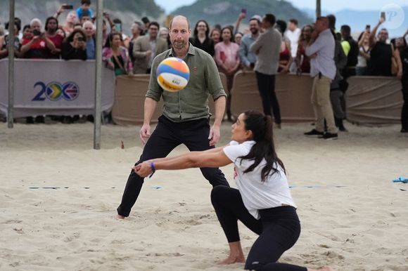 Le Prince de Galles participe à un match de volley-ball avec des joueurs de l'Institut Levante, une école locale de beach-volley, sur la plage de Copacabana à Rio de Janeiro, au premier jour de sa visite au Brésil pour la remise annuelle du prix Earthshot, le lundi 3 novembre 2025. Photo by Aaron Chown/PA Wire/ABACAPRESS.COM