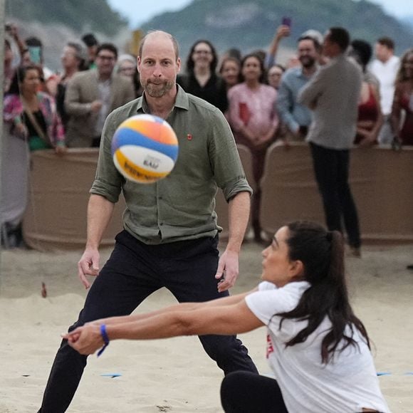 Le Prince de Galles participe à un match de volley-ball avec des joueurs de l'Institut Levante, une école locale de beach-volley, sur la plage de Copacabana à Rio de Janeiro, au premier jour de sa visite au Brésil pour la remise annuelle du prix Earthshot, le lundi 3 novembre 2025. Photo by Aaron Chown/PA Wire/ABACAPRESS.COM