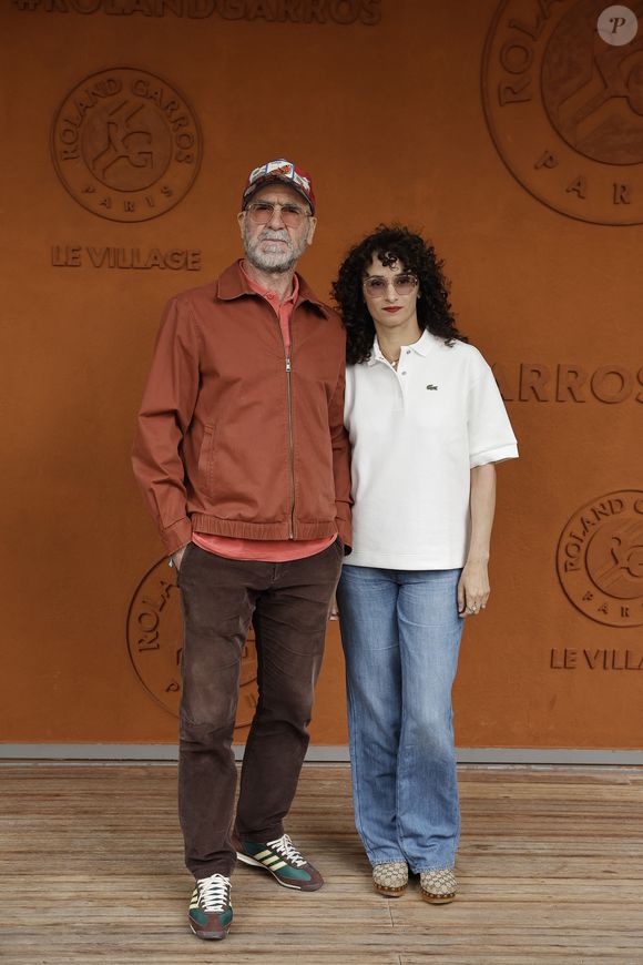 Eric Cantona et sa femme Rachida Brakni lors des Internationaux de France de Tennis de Roland Garros 2025, à Paris, France, le 7 juin 2025. 
© Cyril Moreau / Bestimage