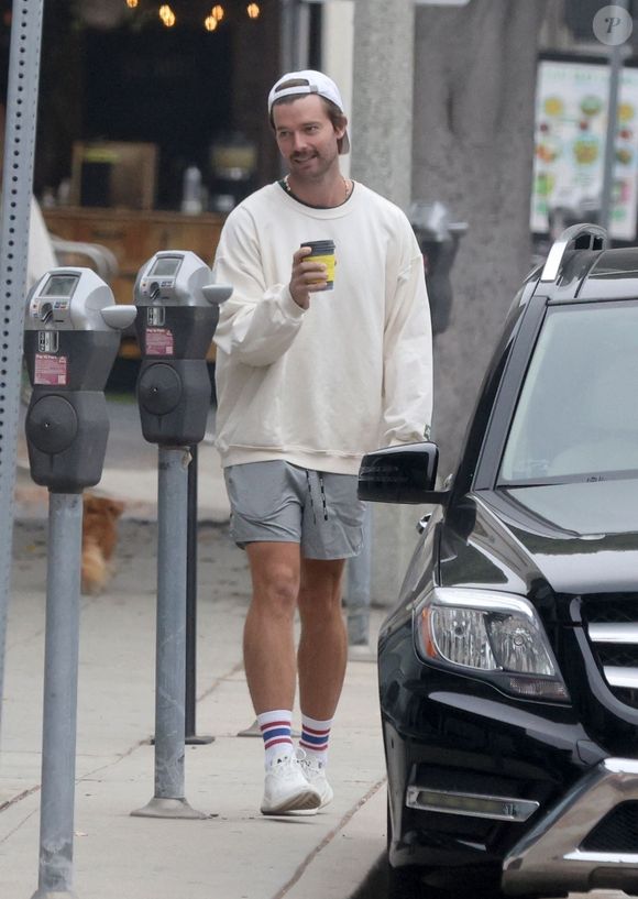 Los Angeles, CA - EXCLUSIF - L'acteur Patrick Schwarzenegger a l'air cool et décontracté alors qu'il montre une moustache et un grand sourire en portant un sweat-shirt et une casquette alors qu'il marche pour aller chercher un café à Santa Monica. (Backgrid USA / Bestimage)
