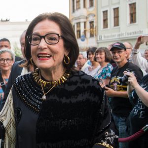 La chanteuse Nana Mouskouri assiste à la cérémonie de remise du prix culturel européen Taurus à la Frauenkirche. Photo : DPA/ABACA