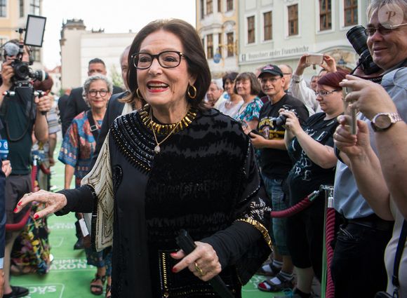 La chanteuse Nana Mouskouri assiste à la cérémonie de remise du prix culturel européen Taurus à la Frauenkirche. Photo : DPA/ABACA