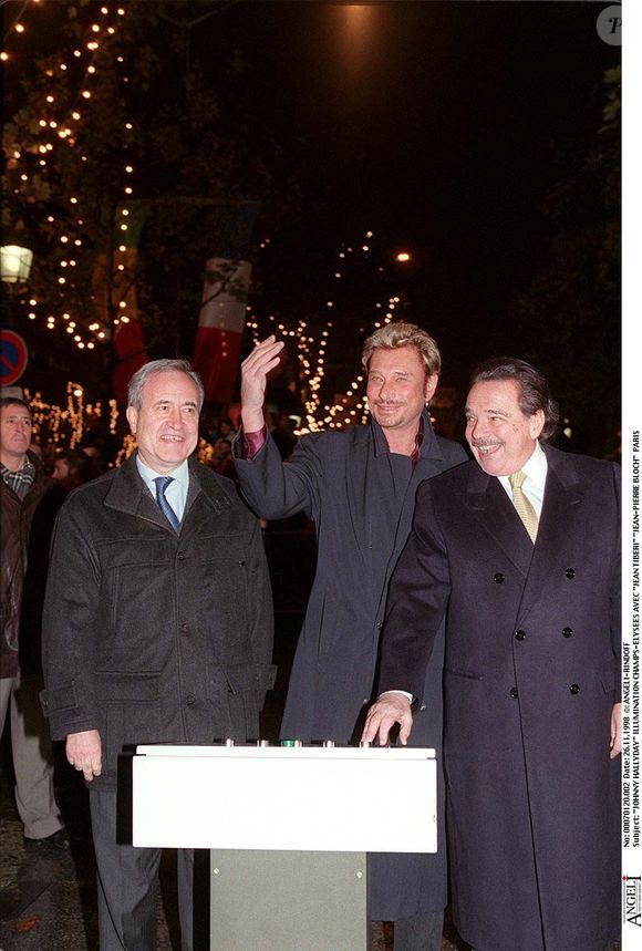Alors qu'il était maire de Paris, Jean Tiberi reçoit la visite de Johnny Hallyday. 

Johnny Hallyday lors des illuminations des Champs-Elysées avec Jean Tiberi et Jean-Pierre Bloch  ANGELI-RINDOFF / BESTIMAGE
