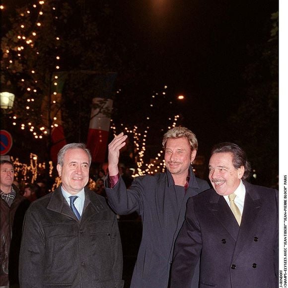 Alors qu'il était maire de Paris, Jean Tiberi reçoit la visite de Johnny Hallyday. 

Johnny Hallyday lors des illuminations des Champs-Elysées avec Jean Tiberi et Jean-Pierre Bloch  ANGELI-RINDOFF / BESTIMAGE