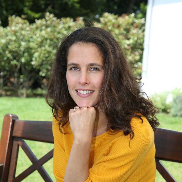 Dès le 5 janvier 2026, elle officiera à la radio, sur ICI Cotentin.

Exclusif - Clémence Castel- 26ème édition du Trophée des personnalités en marge des Internationaux de Tennis de Roland Garros à Paris. Le 7 juin 2018. © Denis Guignebourg / Bestimage