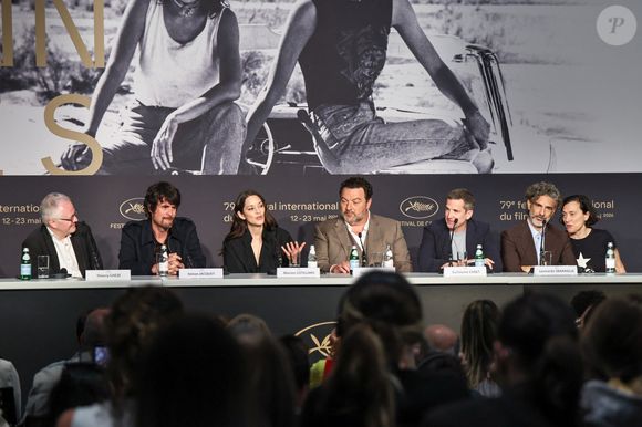 Lors de la conférence de presse sur son tout nouveau long-métrage, Guillaume Canet a pu se confier sur Marion Cotillard, revenant sur ses talents de comédienne, mais également sur quelques-unes de ses qualités humaines.

Thierry Chèze, Simon Jacquet, Marion Cotillard, Denis Menochet, Guillaume Canet, Leonardo Sbaraglia lors de la conférence de presse pour le film Karma lors du 79ème Festival International du Film de Cannes le 16 mai 2026.

© Valentina Claret / Pool / Bestimage