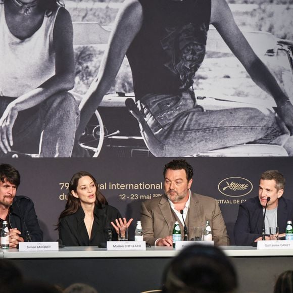 Lors de la conférence de presse sur son tout nouveau long-métrage, Guillaume Canet a pu se confier sur Marion Cotillard, revenant sur ses talents de comédienne, mais également sur quelques-unes de ses qualités humaines.

Thierry Chèze, Simon Jacquet, Marion Cotillard, Denis Menochet, Guillaume Canet, Leonardo Sbaraglia lors de la conférence de presse pour le film Karma lors du 79ème Festival International du Film de Cannes le 16 mai 2026.

© Valentina Claret / Pool / Bestimage