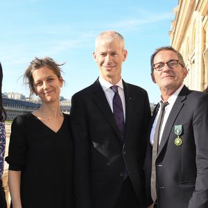 Exclusif - Christophe Dechavanne avec ses filles Pauline et Ninon, sa compagne Elena Foïs et Franck Riester - Christophe Dechavanne reçoit le grade d'Officier des Arts et des Lettres au Ministère de la Culture à Paris le 15 mai 2019. 
© Coadic Guirec / Bestimage