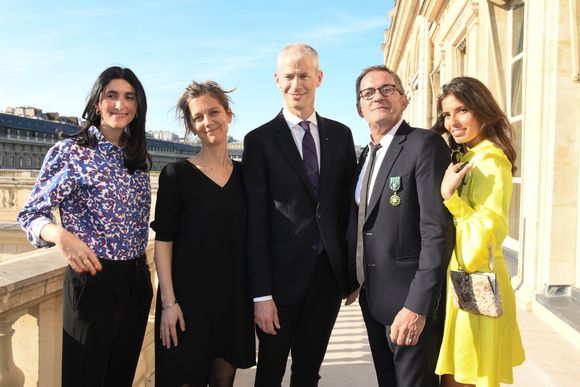 Exclusif - Christophe Dechavanne avec ses filles Pauline et Ninon, sa compagne Elena Foïs et Franck Riester - Christophe Dechavanne reçoit le grade d'Officier des Arts et des Lettres au Ministère de la Culture à Paris le 15 mai 2019. 
© Coadic Guirec / Bestimage