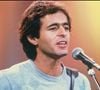 Le titre "Là-bas" était interprété par Jean-Jacques Goldman et Sirima Wiratunga.

Archives - Jean-Jacques Goldman aux Francofolies @AGENCE / BESTIMAGE