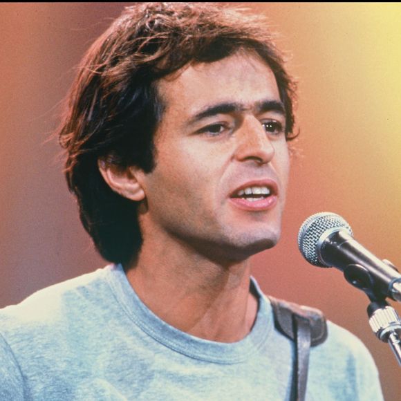 Le titre "Là-bas" était interprété par Jean-Jacques Goldman et Sirima Wiratunga.

Archives - Jean-Jacques Goldman aux Francofolies @AGENCE / BESTIMAGE