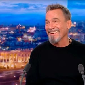 Florent Pagny, qui va beaucoup mieux, était l'invité de Gilles Bouleau au 20 heures de TF1 le jeudi 16 novembre.
© Captute TV TF1 via Bestimage