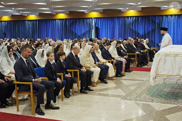 La cérémonie, privée, a rassemblé plus de 300 invités triés sur le volet, parmi lesquels figuraient plusieurs personnalités politiques et royales...

Le Prince Rahim Aga Khan V et les membres de la famille de Son Altesse le Prince Karim Aga Khan IV assis dans la salle des funérailles du Centre Ismaïlien de Lisbonne. Photo de Bestimage