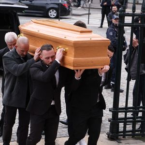 Le cercueil arrive à la cérémonie funéraire de Rolland Courbis à l'église de la Madeleine à Paris, France, le 14 janvier 2026. Rolland Courbis, ancien footballeur français, entraîneur et commentateur médiatique au franc-parler, est décédé à l'âge de 72 ans. Photo par Jerome Domine/ABACAPRESS.COM