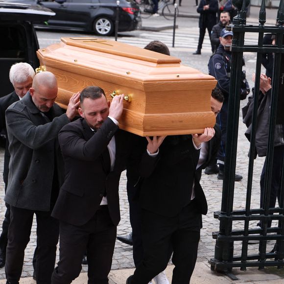 Le cercueil arrive à la cérémonie funéraire de Rolland Courbis à l'église de la Madeleine à Paris, France, le 14 janvier 2026. Rolland Courbis, ancien footballeur français, entraîneur et commentateur médiatique au franc-parler, est décédé à l'âge de 72 ans. Photo par Jerome Domine/ABACAPRESS.COM