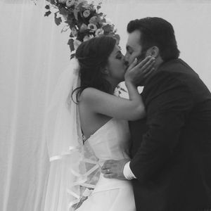 Malgré une météo capricieuse le jour de leur union, le couple est resté plus soudé que jamais au fil des ans.