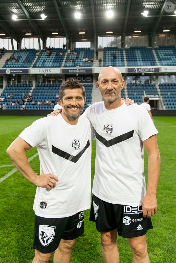 Bixente Lizarazu et Fabien Barthez - Match de football caritatif du Variétés Club de France contre les légendes des Avirons Bayonnais au profit des associations "Pièces Jaunes" et "Centre Hospitalier de la Côte Basque - Service Pédiatrie" à Bayonne le 19 octobre 2022. 12.000 € ont été récoltés après la victoire du Variétés 2-1 contre les légendes des Avirons Bayonnais. © Pierre Perusseau/Bestimage
