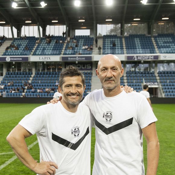 Bixente Lizarazu et Fabien Barthez - Match de football caritatif du Variétés Club de France contre les légendes des Avirons Bayonnais au profit des associations "Pièces Jaunes" et "Centre Hospitalier de la Côte Basque - Service Pédiatrie" à Bayonne le 19 octobre 2022. 12.000 € ont été récoltés après la victoire du Variétés 2-1 contre les légendes des Avirons Bayonnais. © Pierre Perusseau/Bestimage