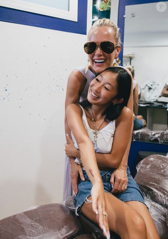Exclusif  Jade et Joy, les filles de Laeticia Hallyday, sont allées se faire tatouer "Mamour" en hommage à l’histoire d’amour de leurs parents. Saint Barthélemy, le 14 août 2025
© Sam Delpech / Bestimage