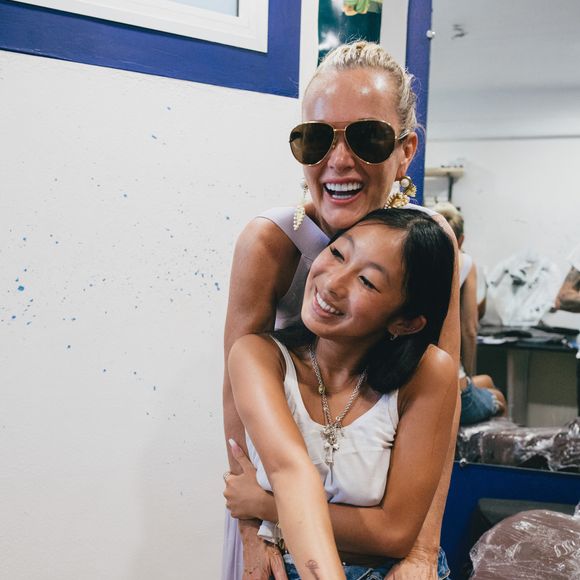 Exclusif  Jade et Joy, les filles de Laeticia Hallyday, sont allées se faire tatouer "Mamour" en hommage à l’histoire d’amour de leurs parents. Saint Barthélemy, le 14 août 2025
© Sam Delpech / Bestimage