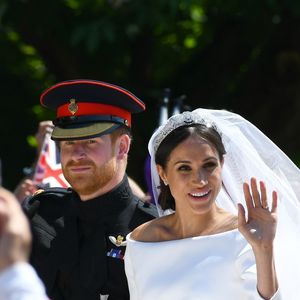 Ainsi, le prince Harry n'aurait pas supporté que sa cousine ait des contacts avec Piers Morgan qui a déjà écrit des attaques contre Meghan Markle. 

Le prince Harry, duc de Sussex, et Meghan Markle, duchesse de Sussex, en calèche à la sortie du château de Windsor après leur mariage le 19 mai 2018. Backgrid USA / Bestimage