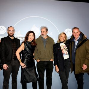 Le lancement a eu lieu ce 13 janvier en présence du jury présidé par Elsa Zylberstein
Le jury : Tom Leeb, Izïa Higelin, Ken Scott, Elsa Zylberstein (présidente du jury), Gustave Kervern et Noémie Saglio au photocall de la cérémonie d'ouverture du 28ème Festival International du Film de Comédie à l'Alpe d'Huez le 13 janvier 2025.

© Dominique Jacovides / Bestimage